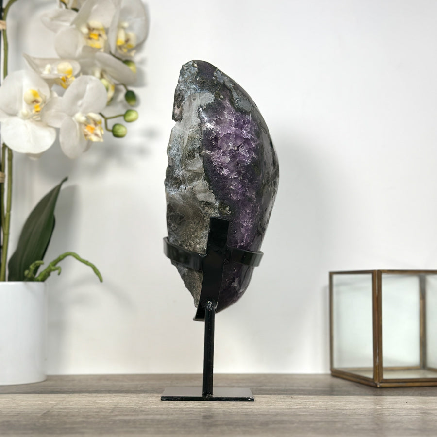 Amethyst-Geode mit dicht gewachsener, purpurfarbener Kristallstruktur