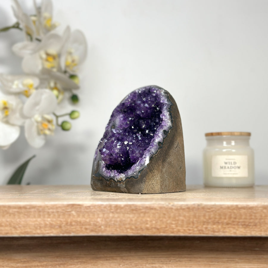 Amethyst-Druse mit stalaktitischer Kristallstruktur und tropfsteinartiger Innenarchitektur