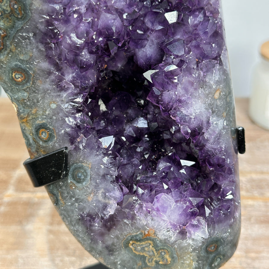 Amethyst-Geode mit skulpturaler Kristallarchitektur