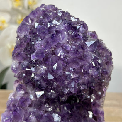 Amethyst-Kathedrale mit violett funkelnder Kristallstruktur und natürlich gewachsener Matrix