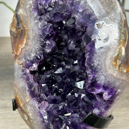 Amethyst-Geode mit intensiv tiefvioletter, glänzender Kristallzone