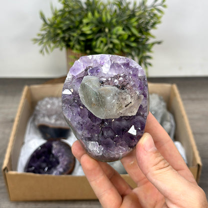 Mineralien-Ensemble mit differenzierter Struktur und natürlicher Kristallbildung