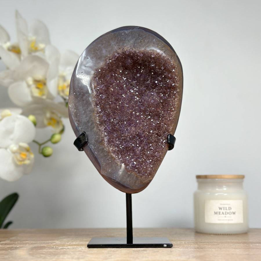 Druzy-Amethyst-Geode mit schimmernder Kristalloberfläche und Quarzschale