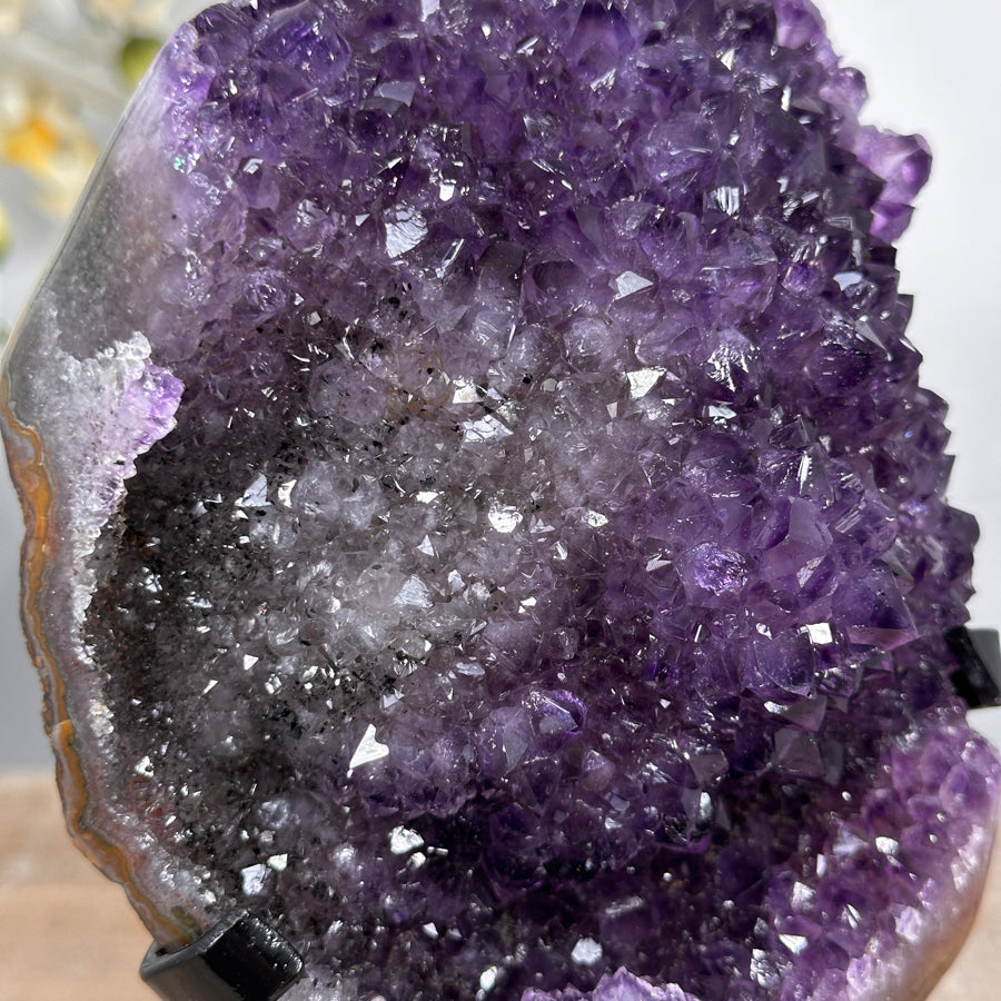 Amethyst-Kristallformation mit natürlicher Ausprägung, in hochwertiger Naturqualität