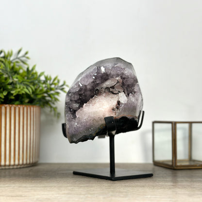 Amethyst-Geode mit markanter Kalzit-Einlagerung