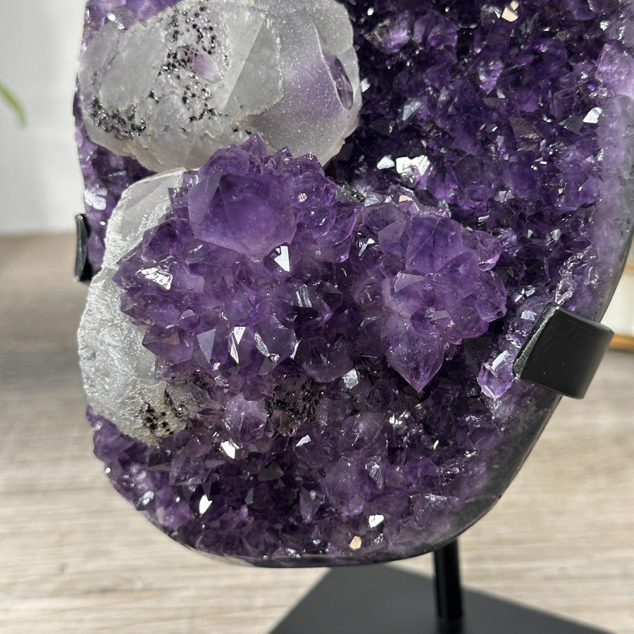 Amethyst-Stein mit kontrastreicher Kalzit- und schwarzer Hämatit-Matrix