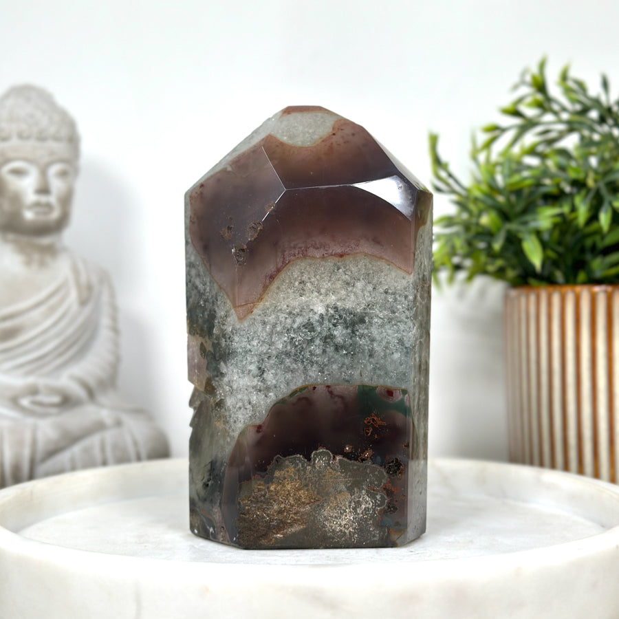 Amethyst-Kalzit-Obelisk  mit mineralischen Kristalleinschlüssen