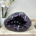 Amethyst-Geode mit ausdrucksstarker Kristallstruktur, in exklusiver Premiumqualität