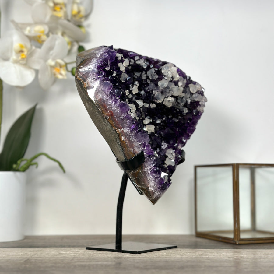 Amethyst-Kristallcluster mit einzigartiger Kalzit-Kristall Einlagerung