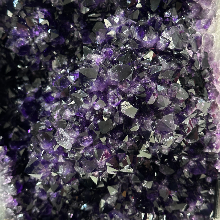 Amethyst-Kristallcluster XL mit kompakt verdichteter Kristallmasse, in exklusiver Premiumqualität