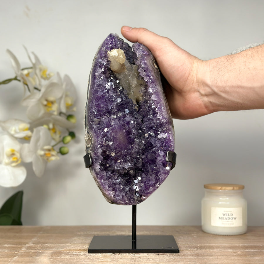 Amethyst-Geode mit wunderschön plastischer Kalzitformation
