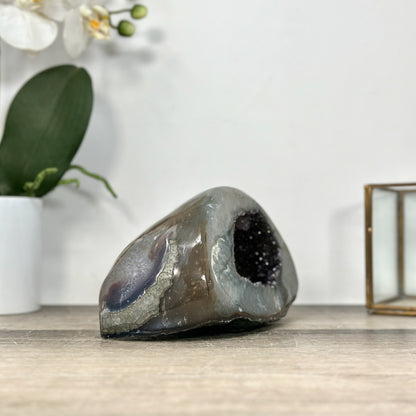 Amethyst-Quarz-Geode mit fein ausgebildetem Druzy-Zentrum
