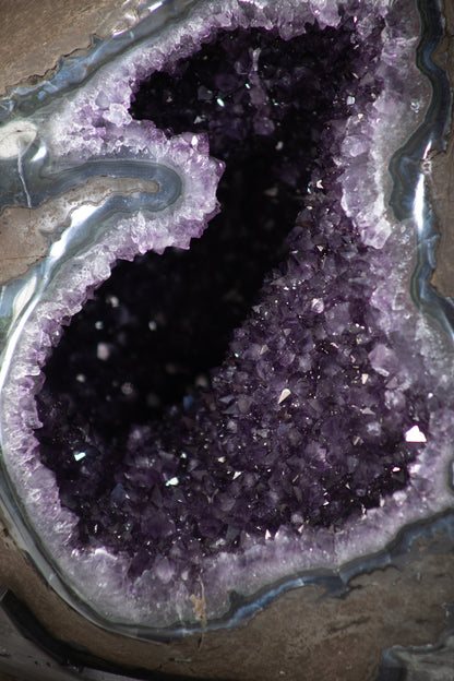 Amethyst-Geode XXL mit weit geöffneter Kristallkammer, in exklusiver Premiumqualität