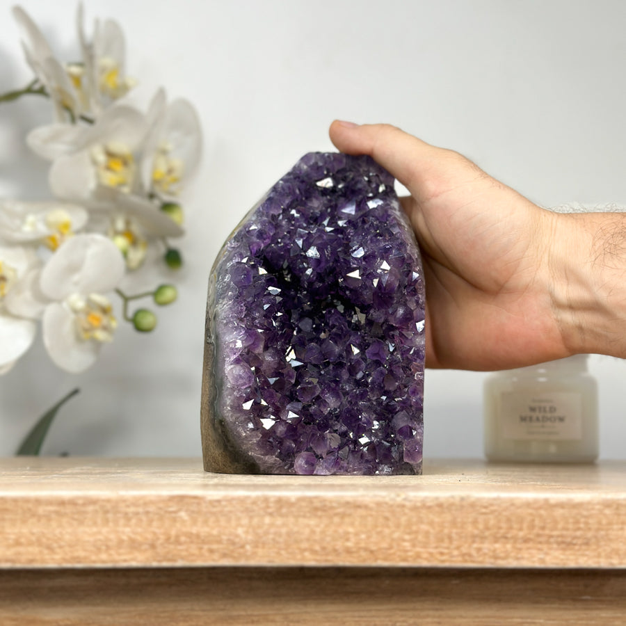 Amethyst-Kathedrale mit architektonisch geöffneter, violetter Kristallkammer