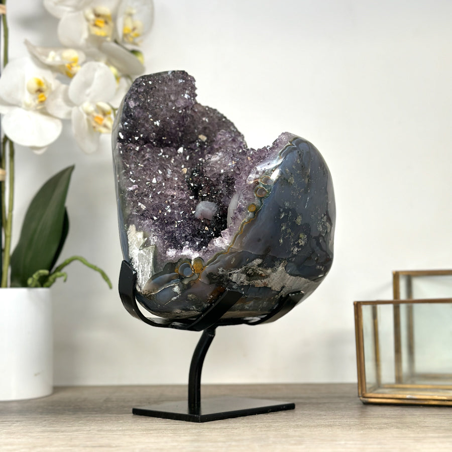 Amethyst-Achat-Exemplar mit integrierten Hämatit-Formationen