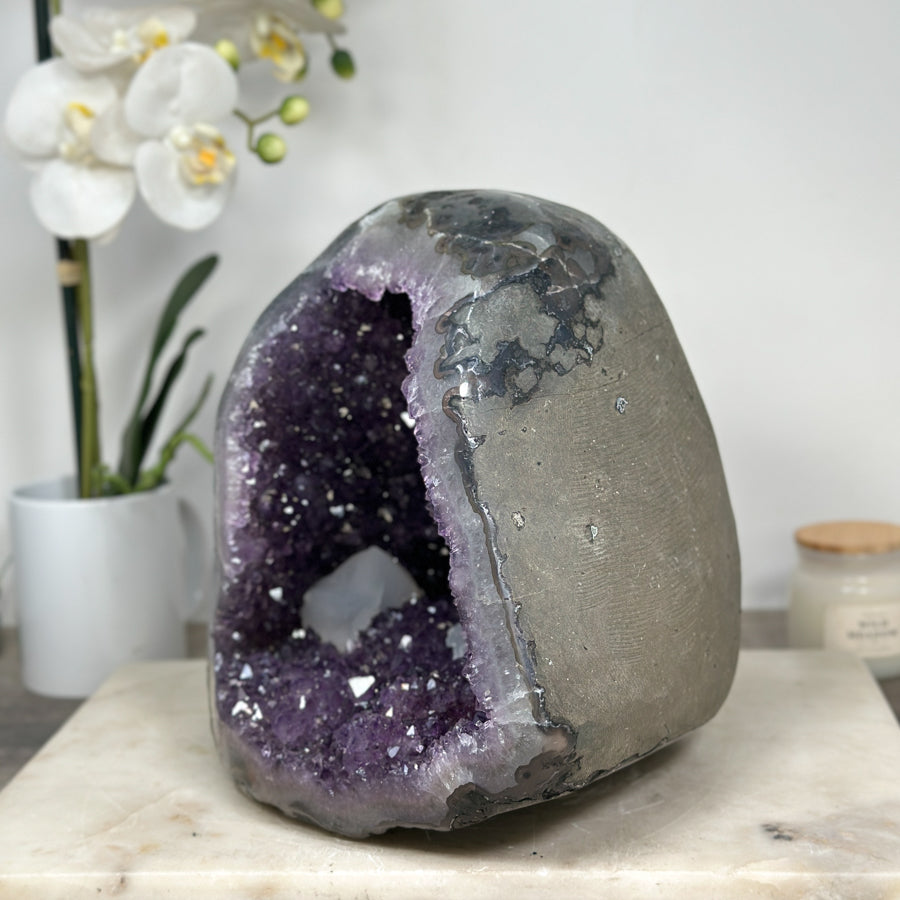 Amethyst-Geode groß mit markanter Kalzitformation