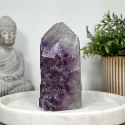 Amethyst-Obelisk mit großkristallinem Zentrum