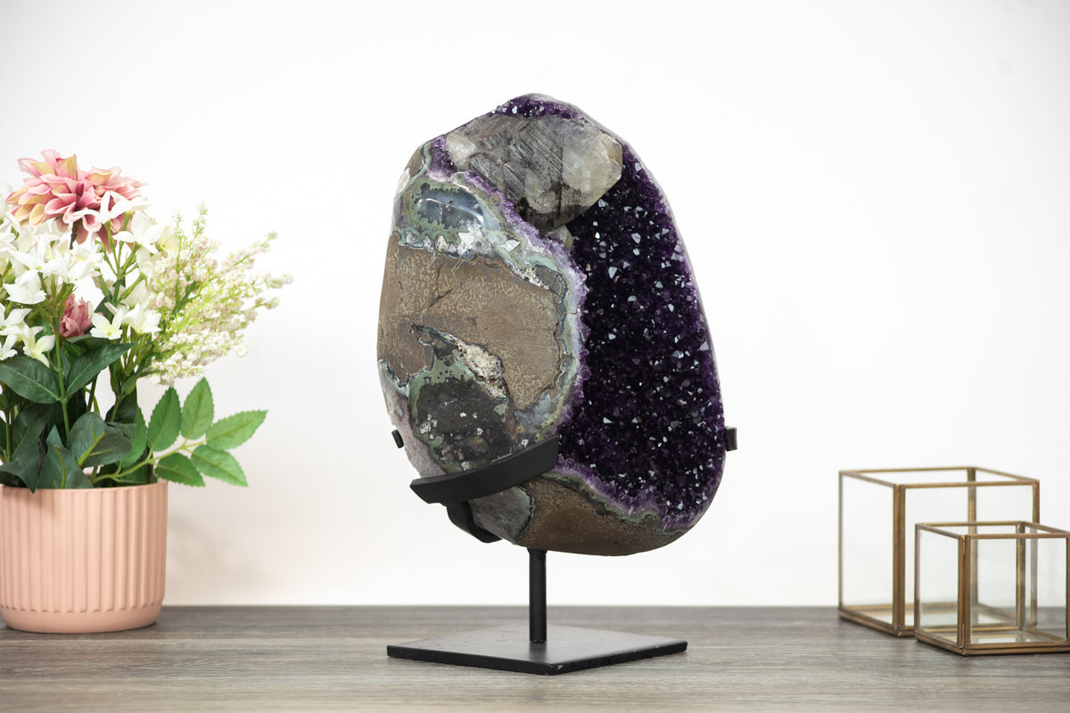 Amethyst-Geode groß mit markanter Kalzit-Einlagerung, in exklusiver Premiumqualität