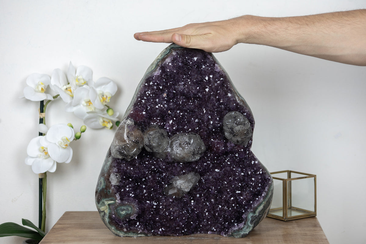 Amethyst-Kathedrale mit Kalzitformation und markanter Jaspis-Matrix, in exklusiver Premiumqualität