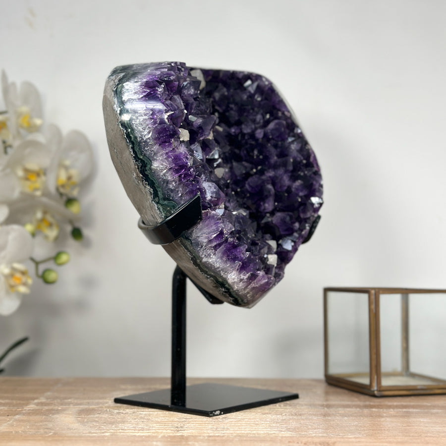 Amethyst-Geode mit plastisch gewachsener Kalzit-Formation
