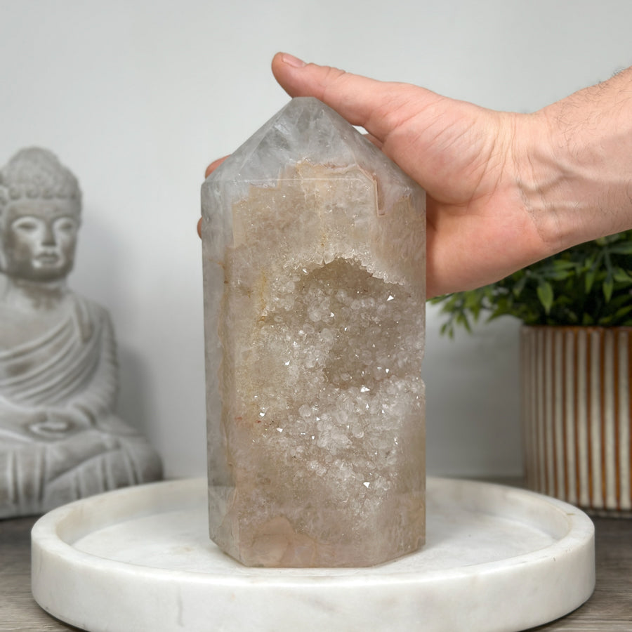 Gelbquarz-Obelisk XXL mit intensiv leuchtender Kristallstruktur