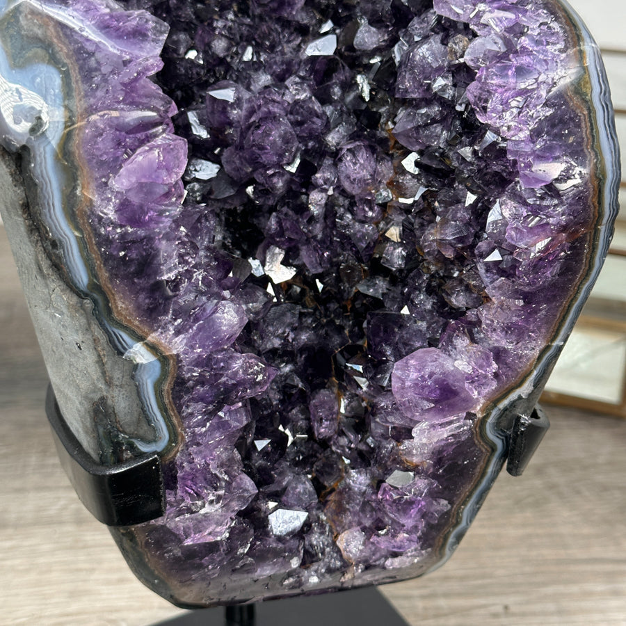 Amethyst-Geode mit intensiv blau gerahmter Achat-Schale, in hochwertiger Naturqualität