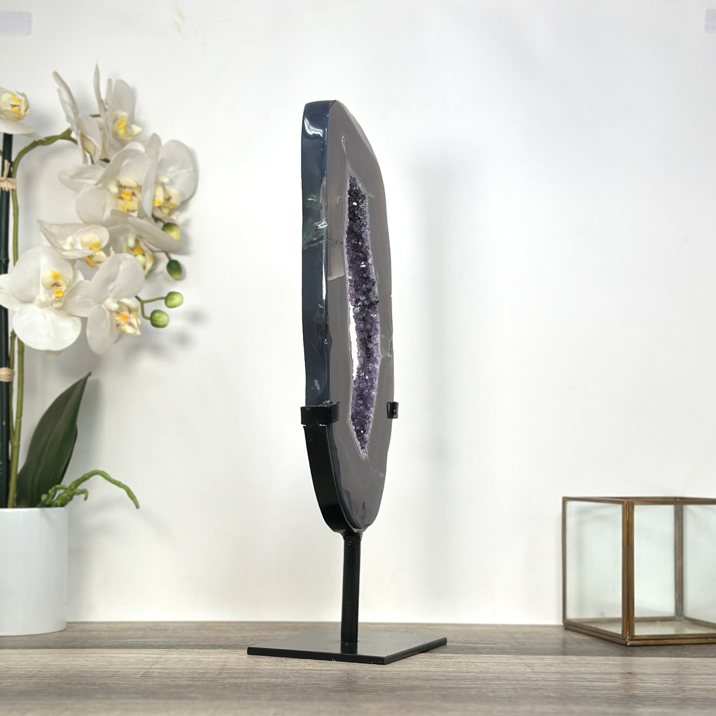 Achat-Portal mit zentraler Amethyst-Kristallformation