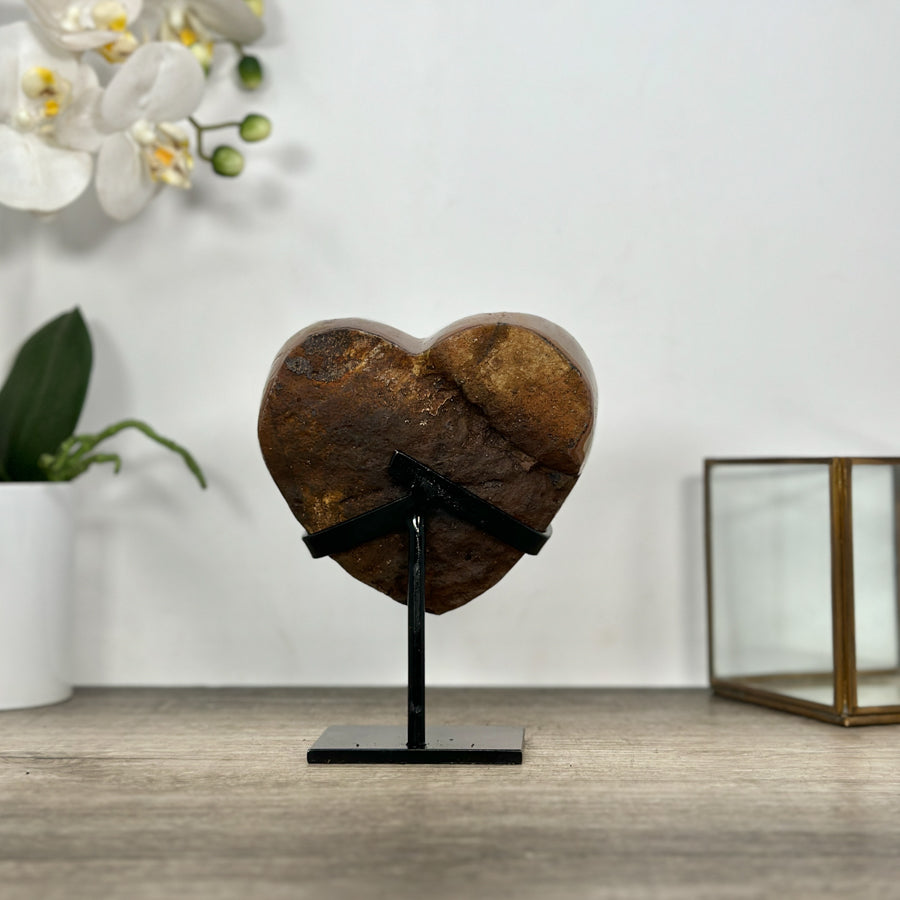 Quarz-Herzskulptur mit warm schimmernder, karamellfarbener Quarzstruktur