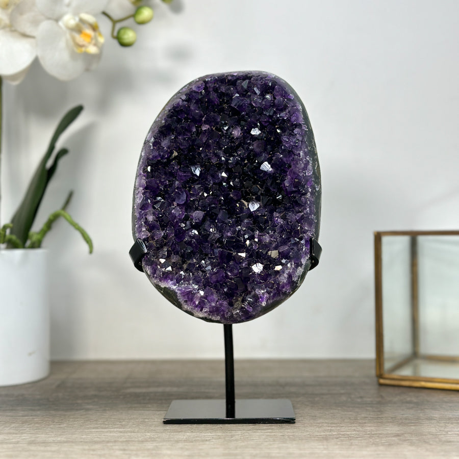 Amethyst-Kristallgeode mit klar definierter Kristallkammer