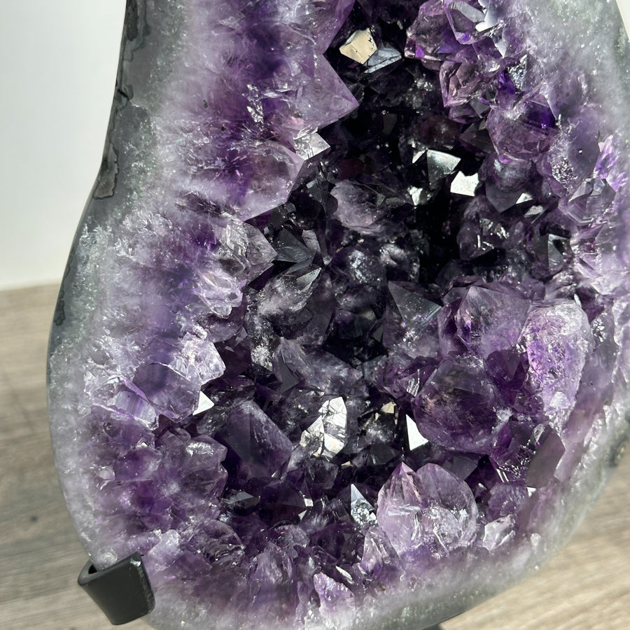 Amethyst-Geode groß mit weit geöffneter Kristallkammer