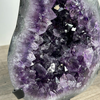 Amethyst-Geode groß mit weit geöffneter Kristallkammer