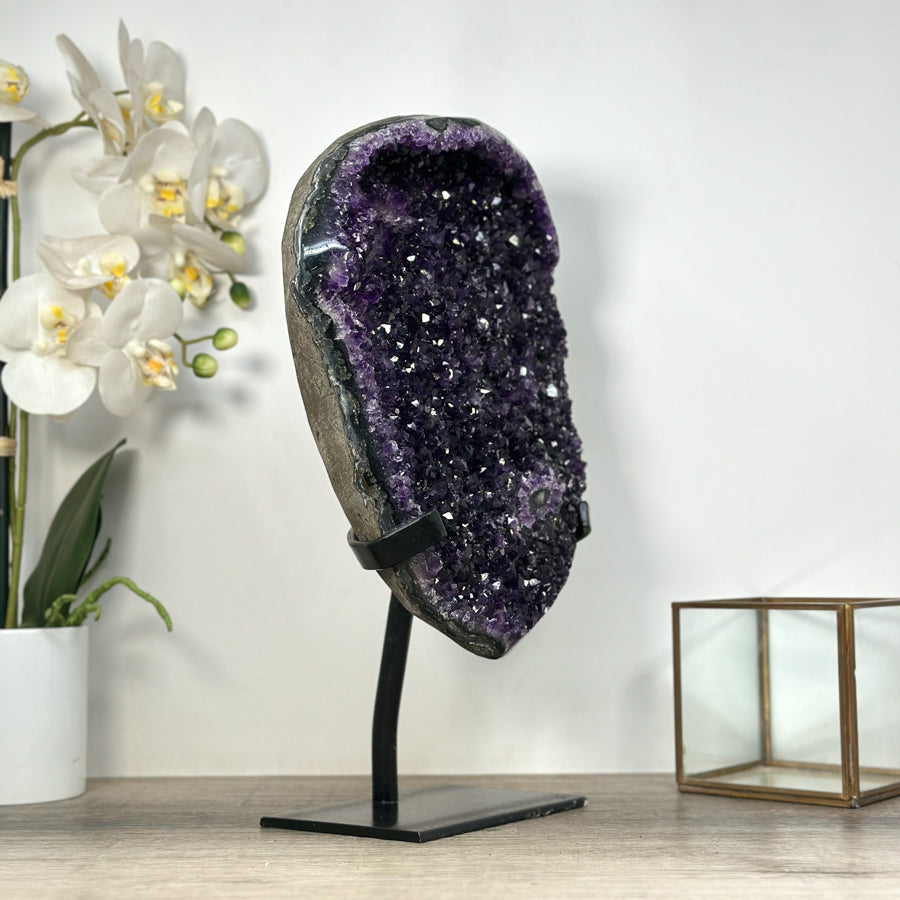 Amethyst-Geode XL mit weit geöffneter, funkelnder Kristallkammer