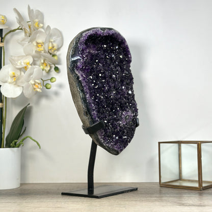 Amethyst-Geode XL mit weit geöffneter, funkelnder Kristallkammer