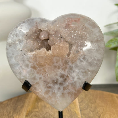 Zuckerquarz-Druzy-Herzskulptur mit fein glitzernder, kompakter Kristalloberfläche