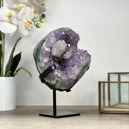Amethyst-Kristallcluster mit plastisch ausgeformter Kalzit-Struktur