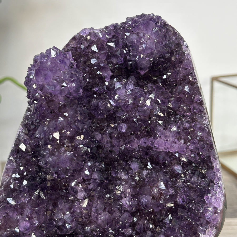 Amethyst-Kristallcluster mit kristallklarer, filigraner Struktur