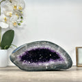 Amethyst-Achat-Geode mit klar definierter Kristallkammer und strukturierter Randzone