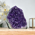 Amethyst-Cluster mit Jaspis-Schale und differenzierter Kristallstruktur