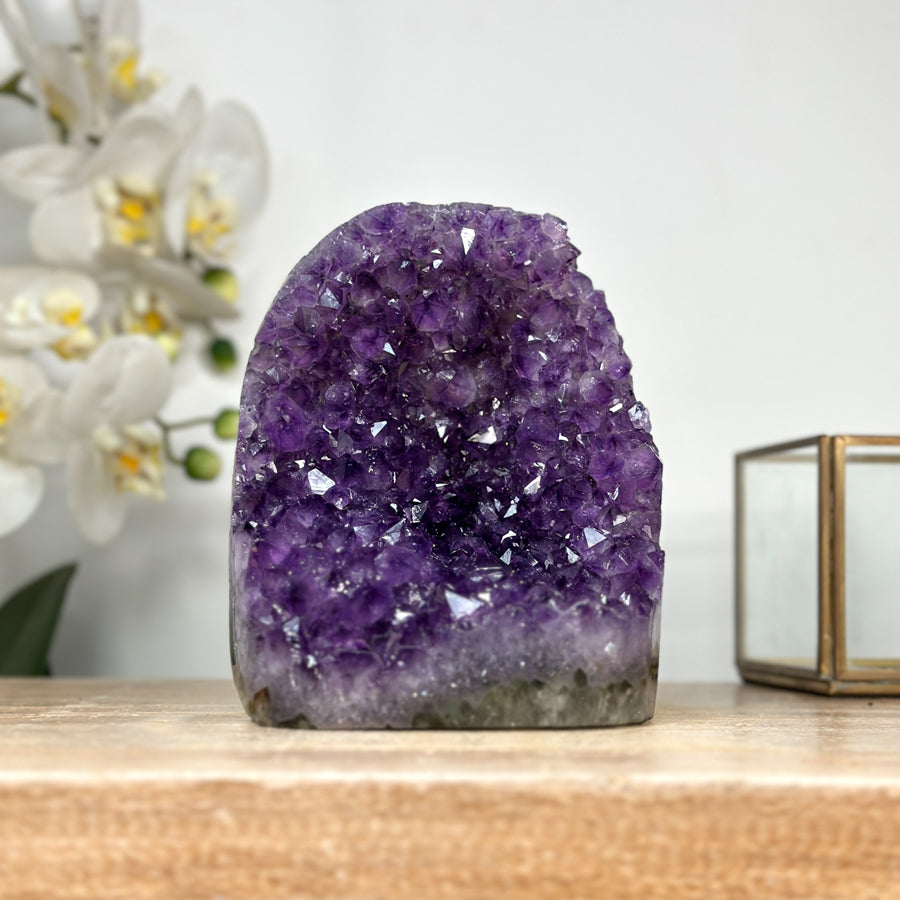 Amethyst-Kathedrale mit großflächigen, prägnanten Kristallspitzen