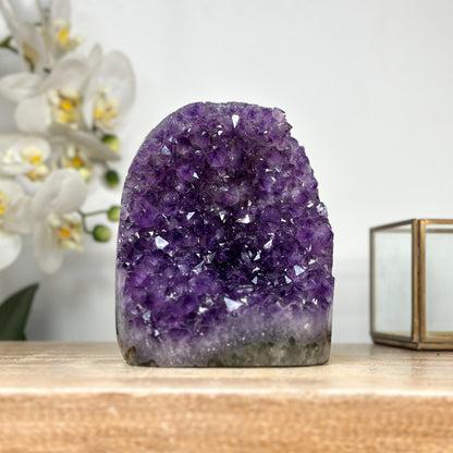 Amethyst-Kathedrale mit großflächigen, prägnanten Kristallspitzen