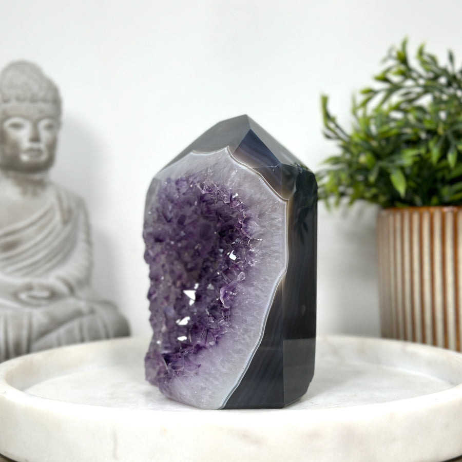 Blaugebänderter-Achat-Amethyst-Obelisk mit markanter Mineralmatrix