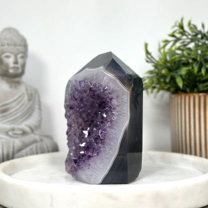Blaugebänderter-Achat-Amethyst-Obelisk mit markanter Mineralmatrix