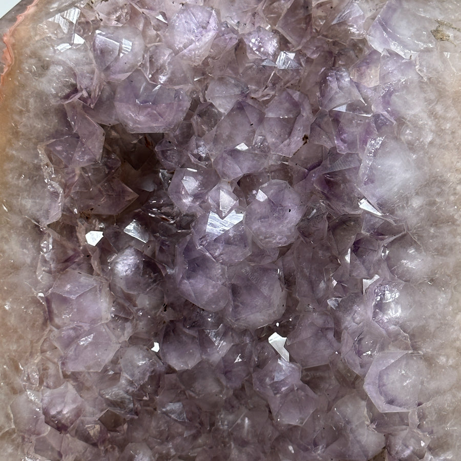 Amethyst-Achat-Obelisk  mit vielschichtiger Kristallstruktur