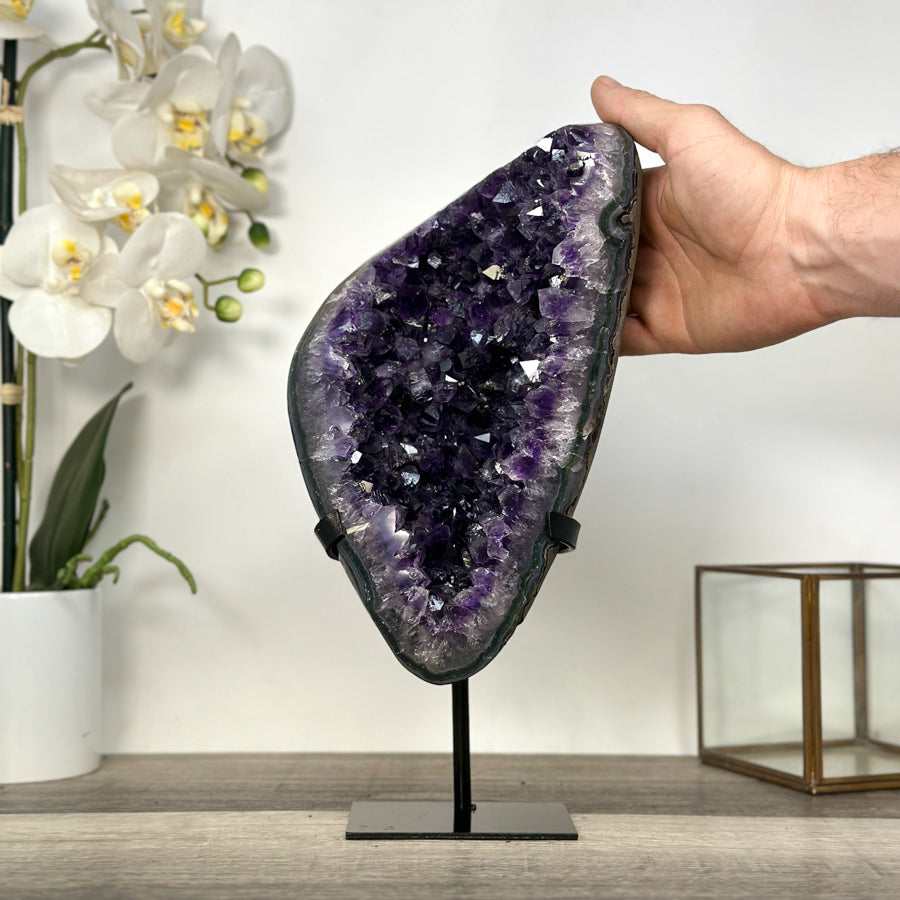 Amethyst-Geode mit tiefvioletter, massiver Kristallformation