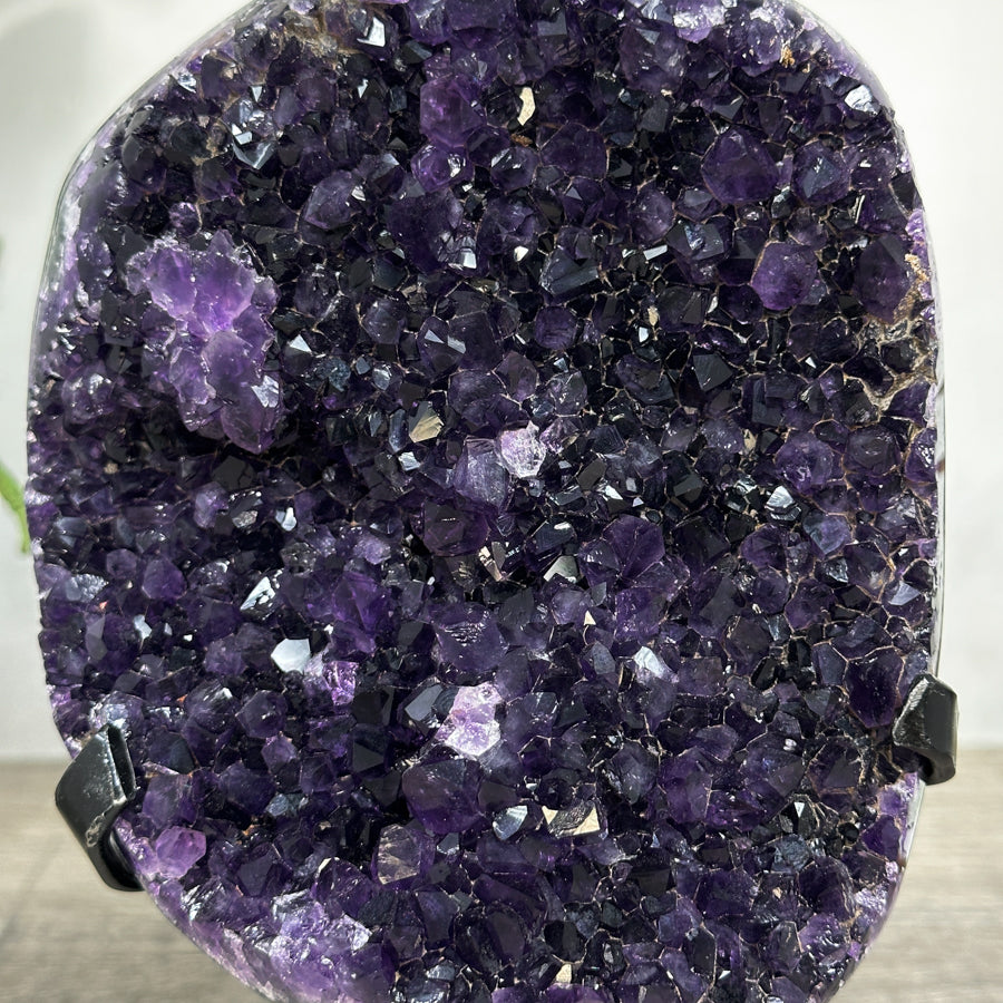 Amethyst-Geode mit intensiv tiefvioletter Kristallzone