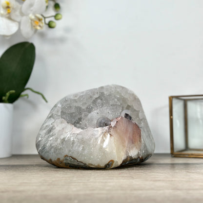 Quarz-Druzy-Geode mit fein auskristallisierter Oberfläche