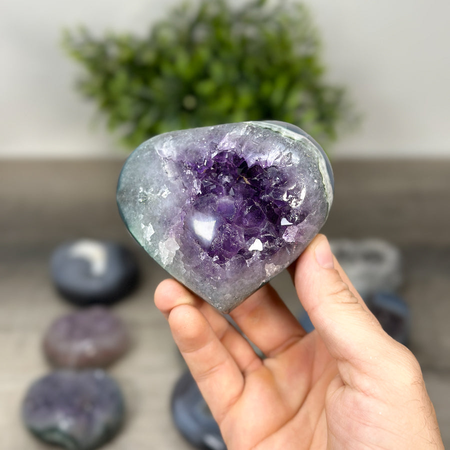 Mineralien-Herzset 9-teilig, mit ausdrucksstarker Mineralstruktur