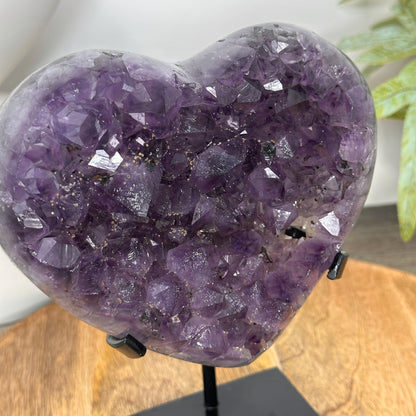 Amethyst-Kristallherz mit dicht gewachsener, purpurner Kristallstruktur