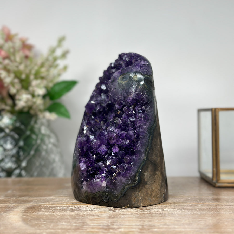 Amethyst-Kathedrale mit markant facettierter Kristallarchitektur
