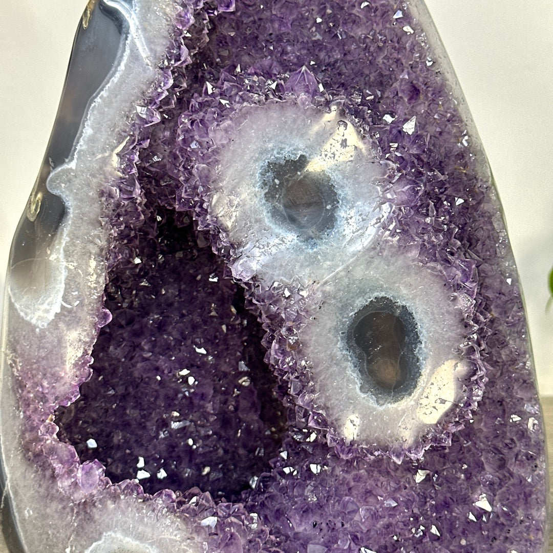 Amethyst-Kathedrale groß mit markanten Stalaktiten-Augen und Quarz-Struktur